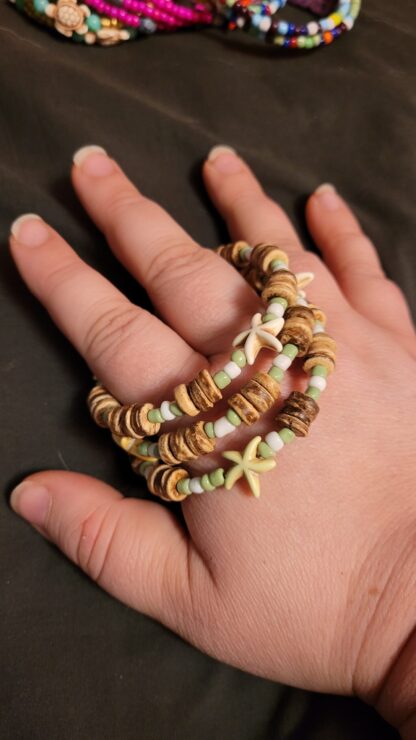 Beaded Memory Wire Bracelet Wood Beads Starfish Beachy Vibe - Image 2